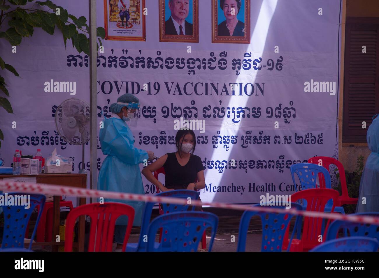 Phnom Penh, Cambogia. 4 settembre 2021. Per oltre 1/2 anni Phnom Penh ha combattuto un COVID - 19 surge. Il governo cambogiano rimane in corso con il suo programma di vaccinazione per i 17 fino a 12 anni. EMT / farmaci in PPE pieno dare il secondo turno di vaccini agli adolescenti. Credit: Kraig Lieb / Alamy Live News Foto Stock