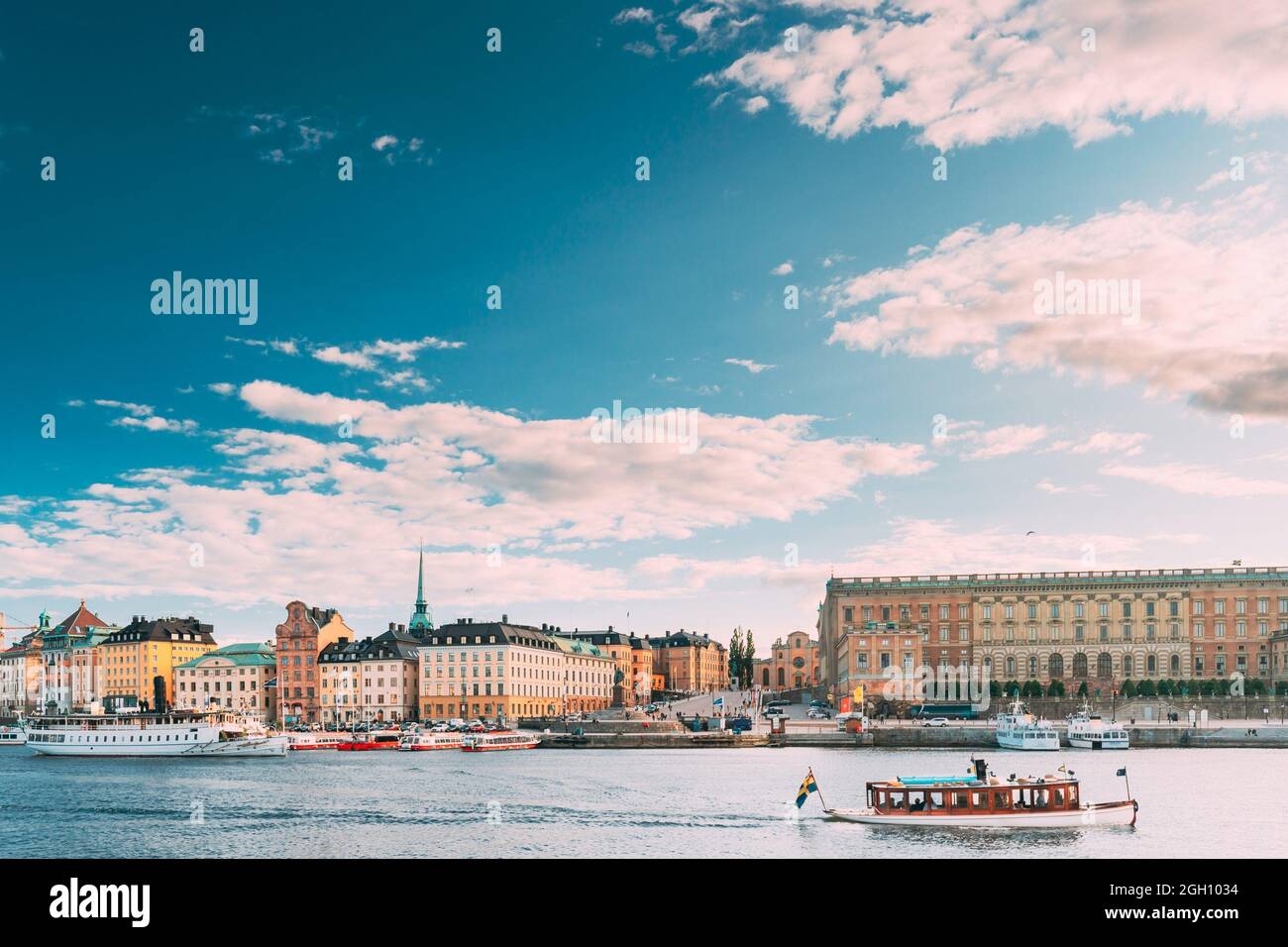 Stoccolma, Svezia. Barca turistica che galleggianti vicino al famoso Embankment nel centro storico di Gamla Stan in estate sera. Famosa destinazione popolare luogo panoramico Foto Stock