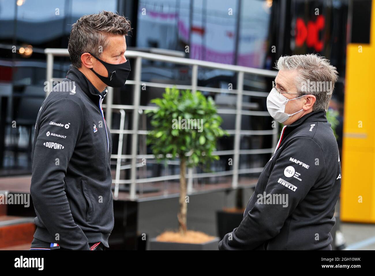 Zandvoort, Paesi Bassi. 4 settembre 2021. (Da L a R): Marcin Budkowski (POL) Direttore Esecutivo del Team Alpine F1 con Pat Fry (GBR) Direttore tecnico del Team Alpine F1 (chassis). Gran Premio d'Olanda, sabato 4 settembre 2021. Zandvoort, Paesi Bassi. Credit: James Moy/Alamy Live News Foto Stock