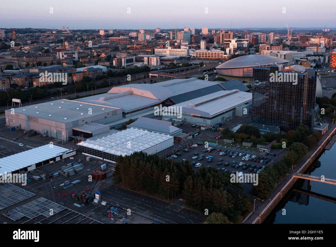 Glasgow, Scozia, 1° settembre 2021. NELLA FOTO: Vista aerea del drone che si affaccia dall'alto della sede COP26 che si svolge presso il SEC (Scottish Event Campus) di Glasgow, precedentemente noto come SECC (Scottish Exhibition and Conference Centre), insieme al SEC Armadillo e alla SSE Hydro Arena, che formano il nuovo campus. La conferenza sul cambiamento climatico COP26 sarà ospitata qui dal 1 al 12 novembre di quest'anno. Credito: Colin Fisher. Foto Stock