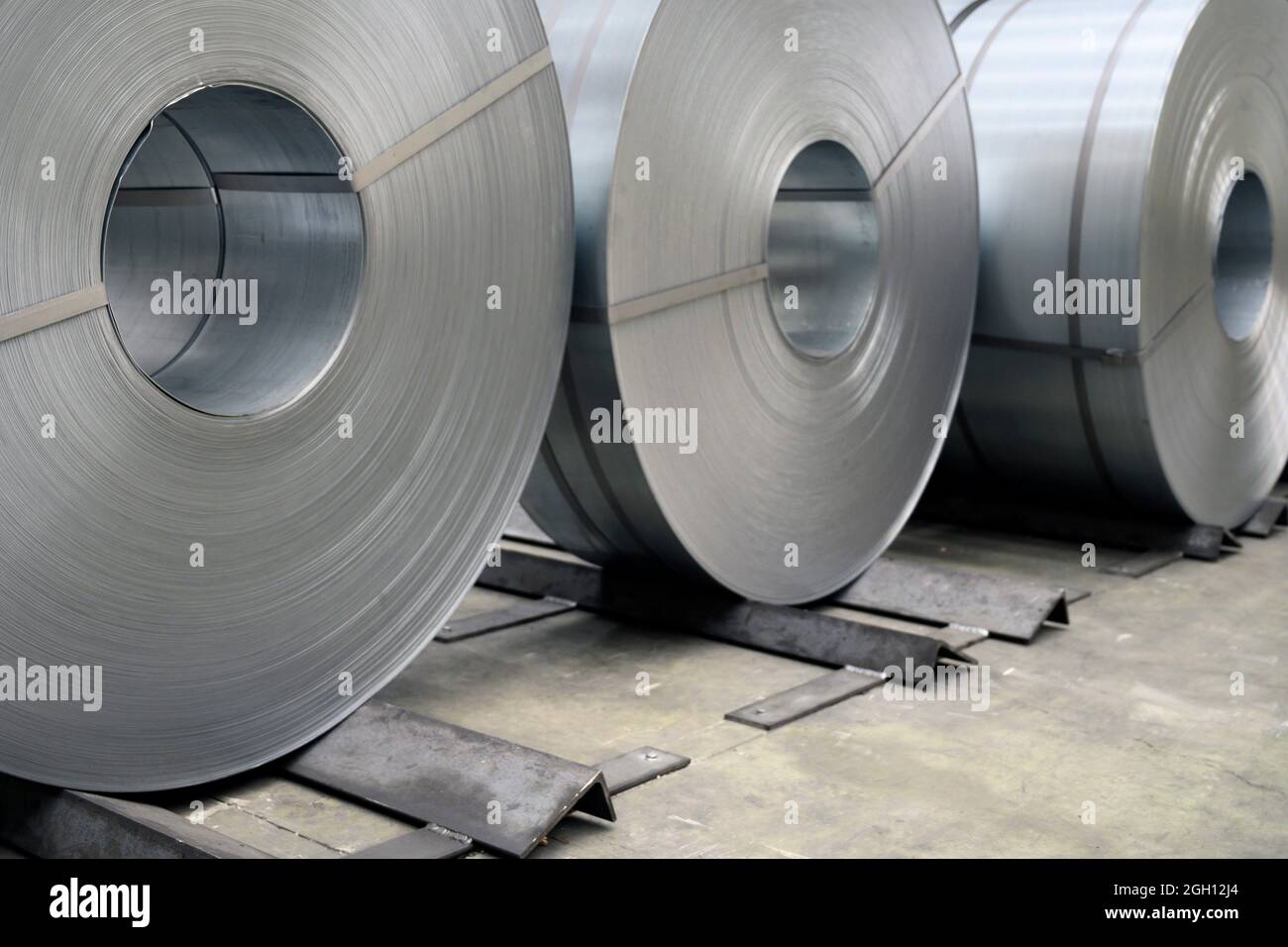 Rotoli di lamiera di acciaio in una pianta, in acciaio zincato bobina Foto  stock - Alamy
