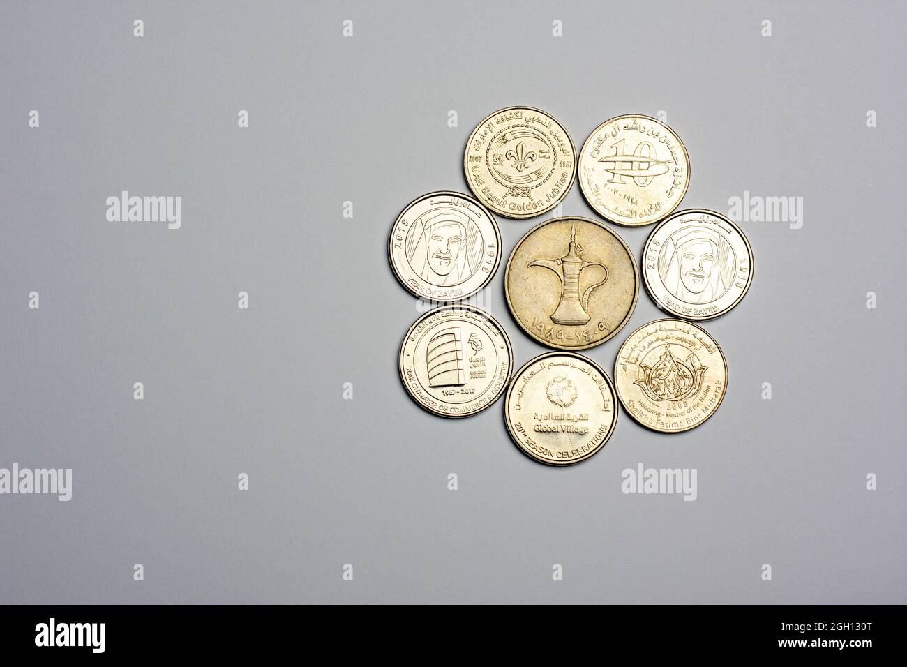 Monete da 1 Dirham degli Emirati Arabi Uniti e isolate su sfondo bianco, 50° Giornata Nazionale degli Emirati Arabi Uniti 2021, moneta da giubileo d'oro degli Emirati Arabi Uniti. Foto Stock