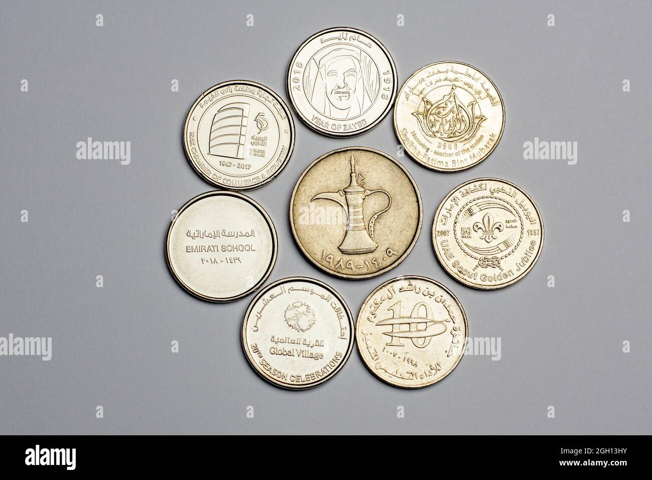 Monete da 1 Dirham degli Emirati Arabi Uniti e isolate su sfondo bianco, 50° Giornata Nazionale degli Emirati Arabi Uniti 2021, moneta da giubileo d'oro degli Emirati Arabi Uniti. Foto Stock