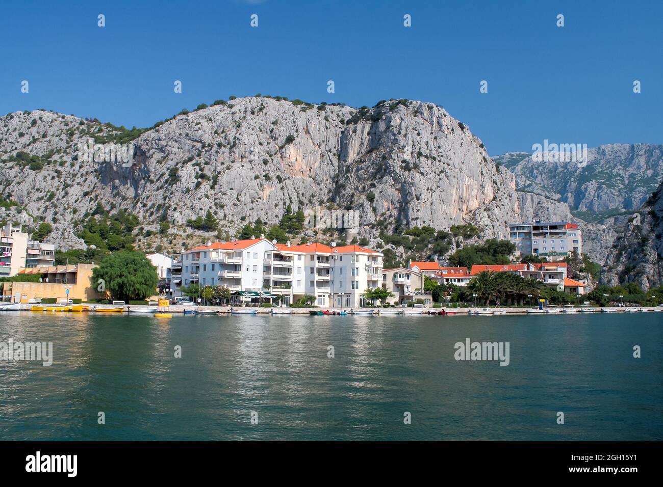 Omis città Croazia, mare costa e montagne rocciose Foto Stock