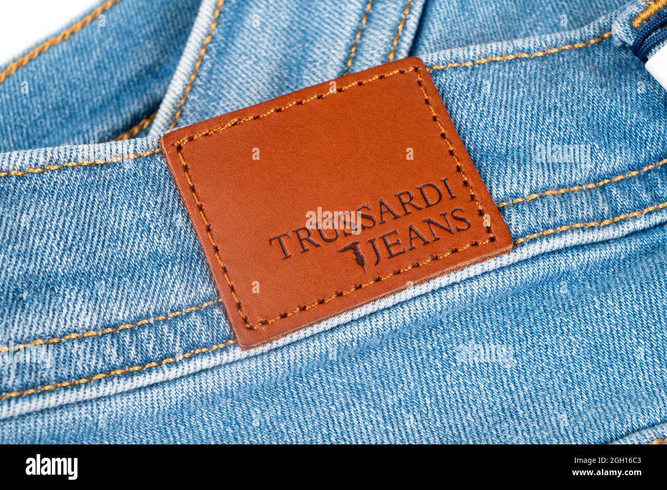 Sankt-Petersburg, Russia, 31 agosto 2021: Logo dei jeans Trussardi sui moderni jeans blu sportivi. Cartello Trussardi Foto Stock