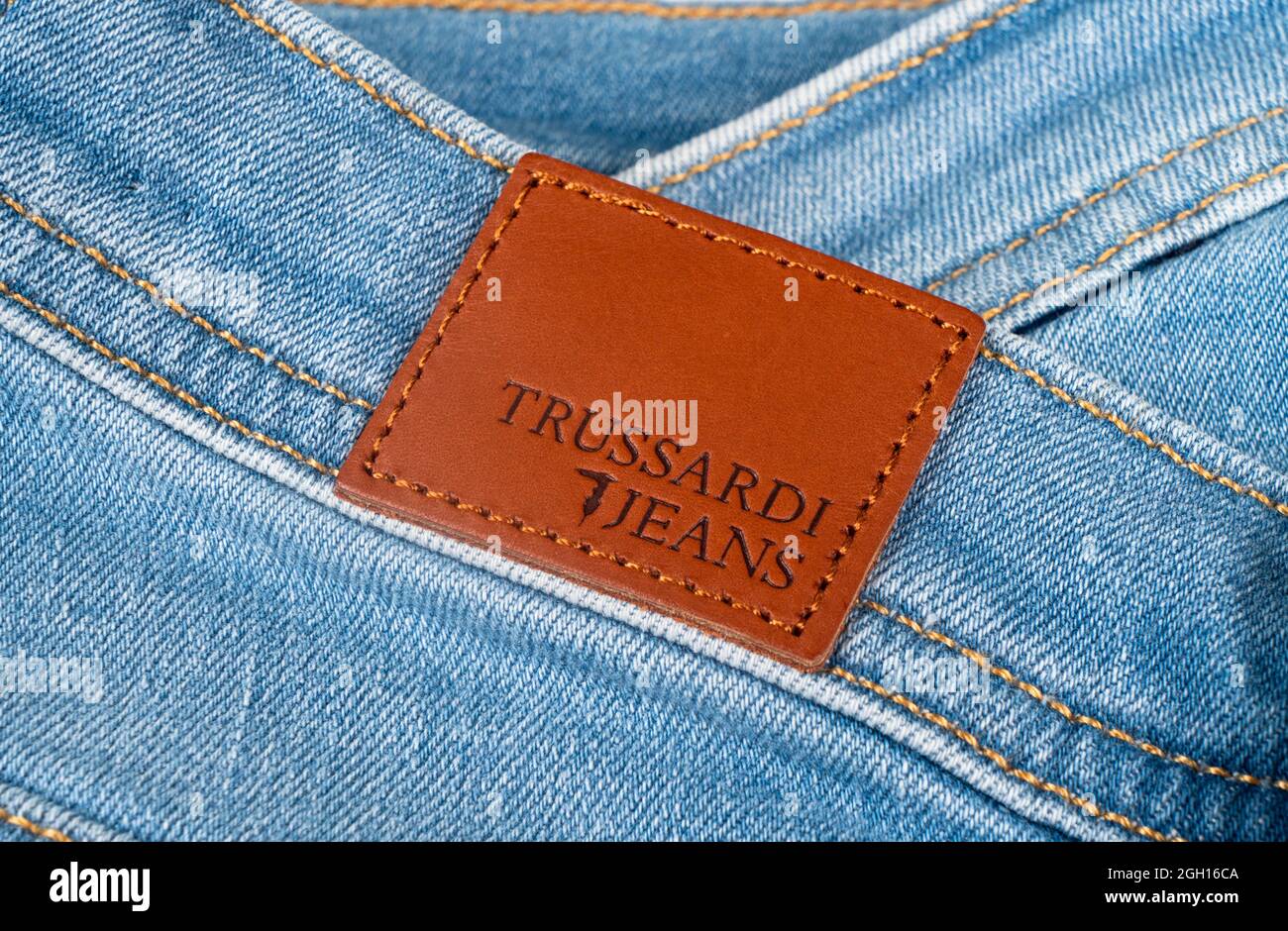 Sankt-Petersburg, Russia, 31 agosto 2021: Logo dei jeans Trussardi sui moderni jeans blu sportivi. Cartello Trussardi Foto Stock
