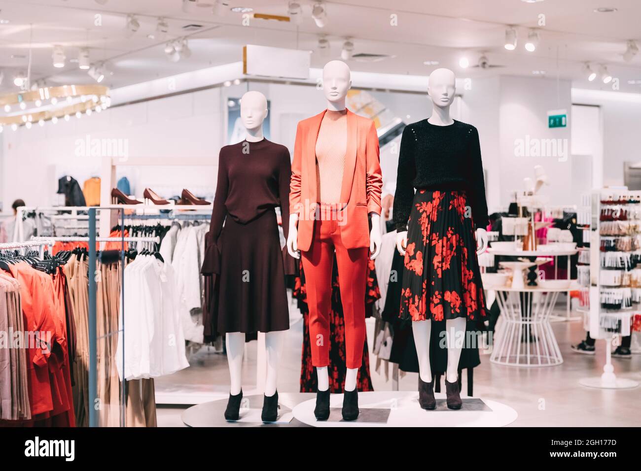 Manichini vestiti di donna femmina abiti casual in negozio del centro  commerciale Foto stock - Alamy