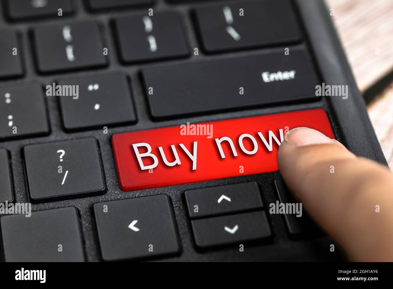 Primo piano del tasto rosso della tastiera del computer con il testo Acquista ora in lettere bianche, shopping online, tecnologia e concetto di vendita. Foto Stock