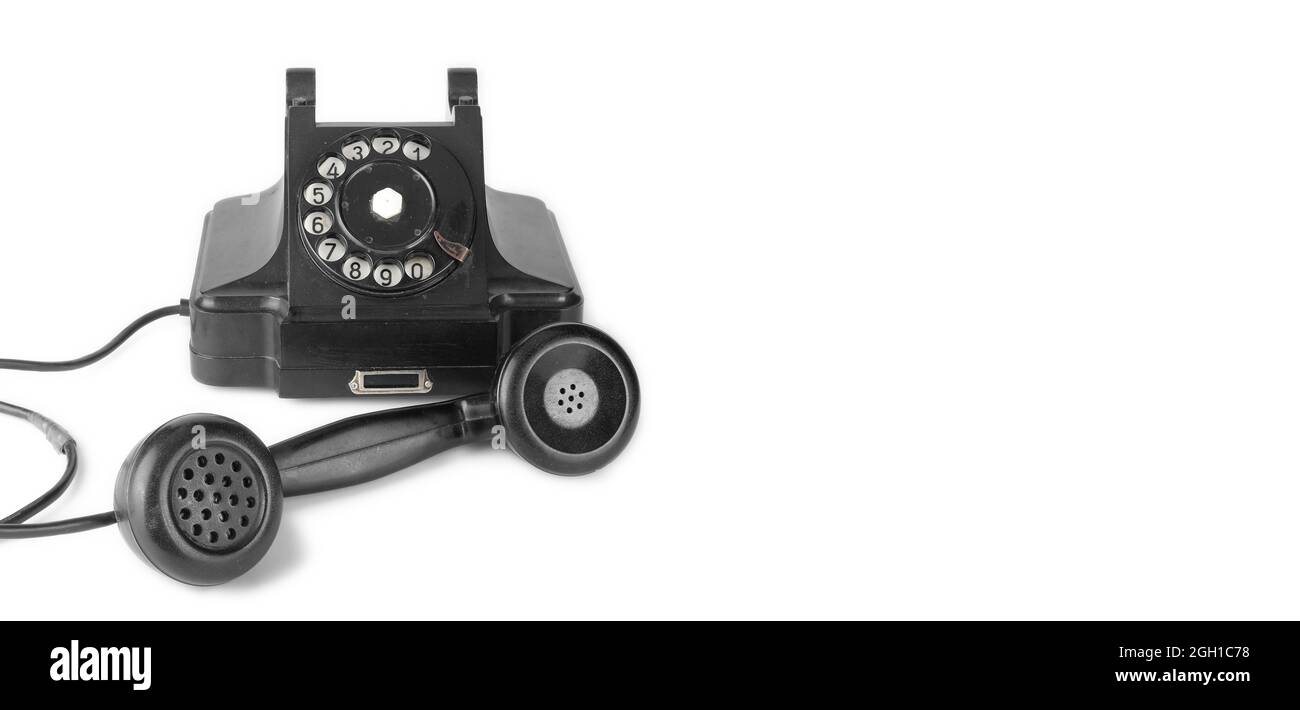 Telefoni vintage - il telefono retro nero viene rilevato su sfondo bianco. Foto Stock
