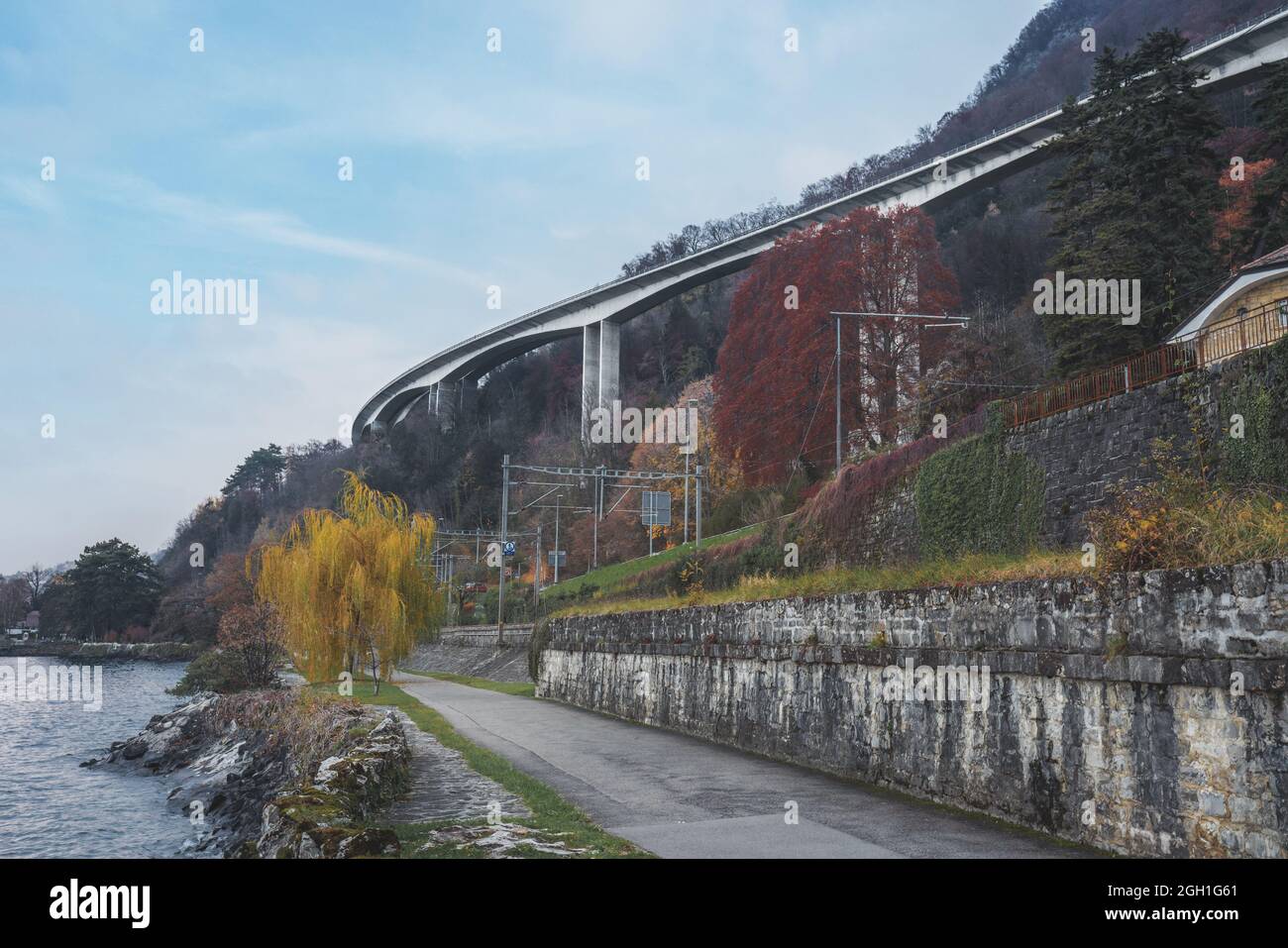 Autostrada elevata vicino al Lago di Ginevra, Veytaux e Montreux - Cantone di Vaud, Svizzera Foto Stock