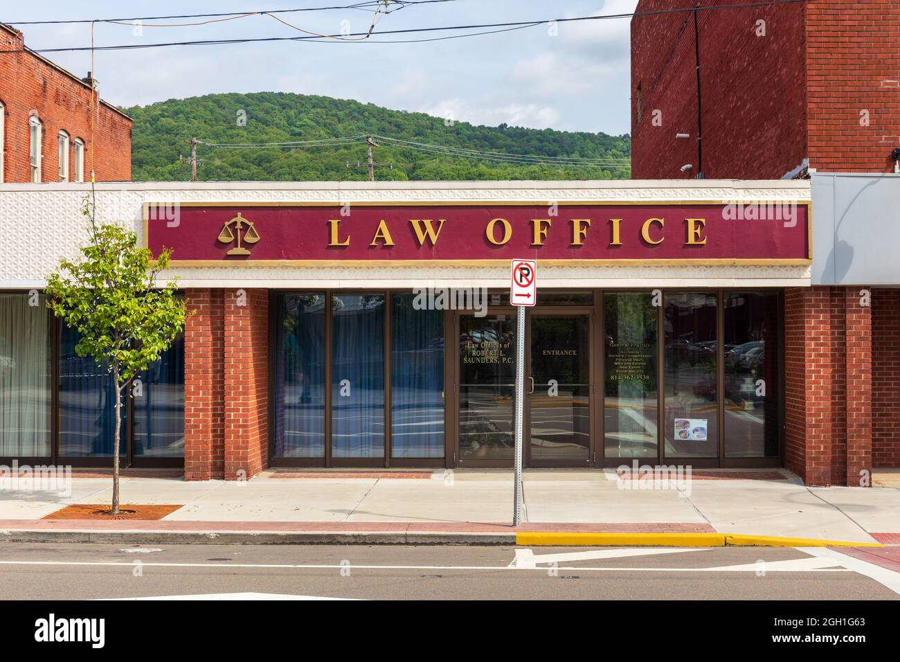 BRADFORD, PA, USA-13 AGOSTO 2021: Uffici legali di Robert L. Saunders. Grande cartello su edificio dice solo: UFFICIO LEGALE. Foto Stock