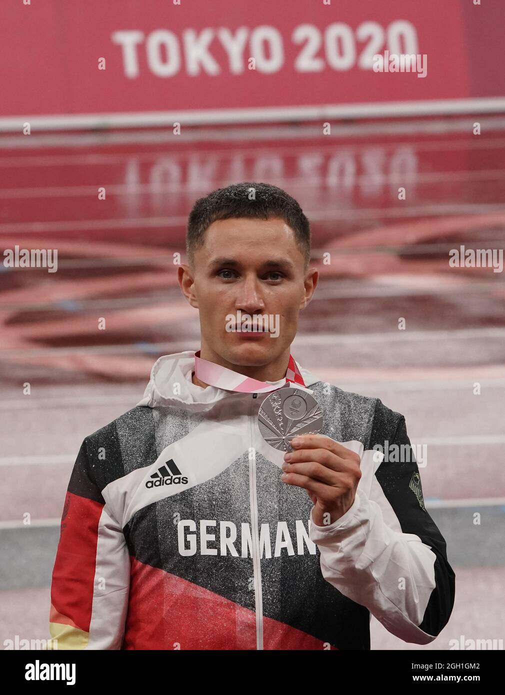 Tokyo, Giappone. 4 settembre 2021. Paralimpiadi: Atletica, uomini, cerimonia di premiazione, 200 metri, allo Stadio Olimpico. Felix Streng (Germania) tiene in mano la sua medaglia d'argento. Credit: Marcus Brandt/dpa/Alamy Live News Foto Stock