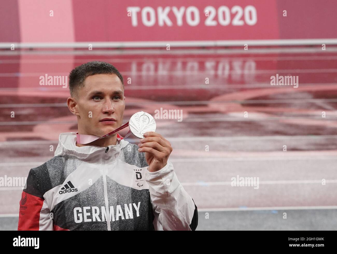 Tokyo, Giappone. 4 settembre 2021. Paralimpiadi: Atletica, uomini, cerimonia di premiazione, 200 metri, allo Stadio Olimpico. Felix Streng (Germania) tiene in mano la sua medaglia d'argento. Credit: Marcus Brandt/dpa/Alamy Live News Foto Stock