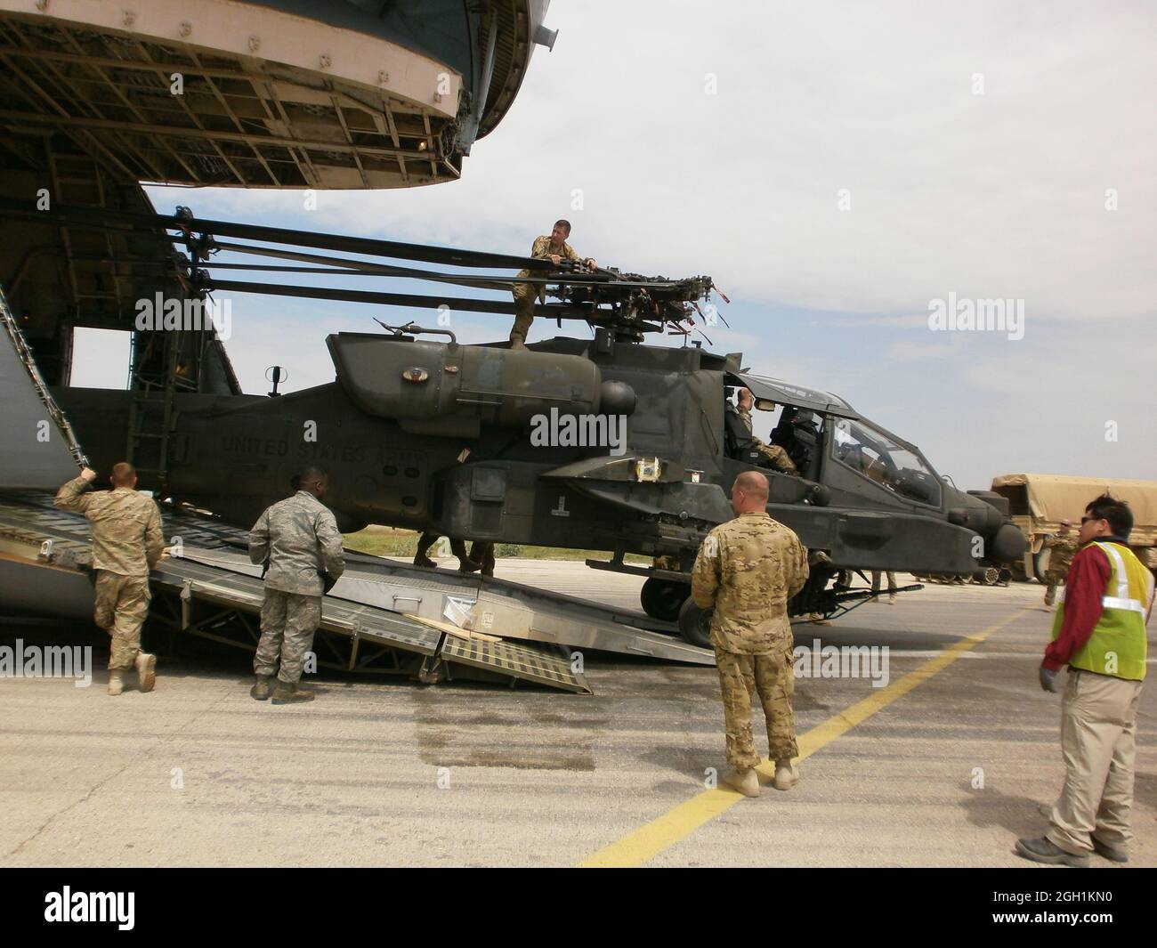 I soldati della dodicesima brigata dell'aviazione di combattimento, di Ansbach, Germania, scaricano un elicottero AH-64 Apache da un aereo da carico C5 Galaxy a Mazar e Sharif, Afghanistan, il 28 aprile 2012. La brigata si sta dispiegando al comando regionale dell'Afghanistan settentrionale a sostegno dell'operazione Enduring Freedom. (Foto di Maj. John C. Crotzer) Foto Stock