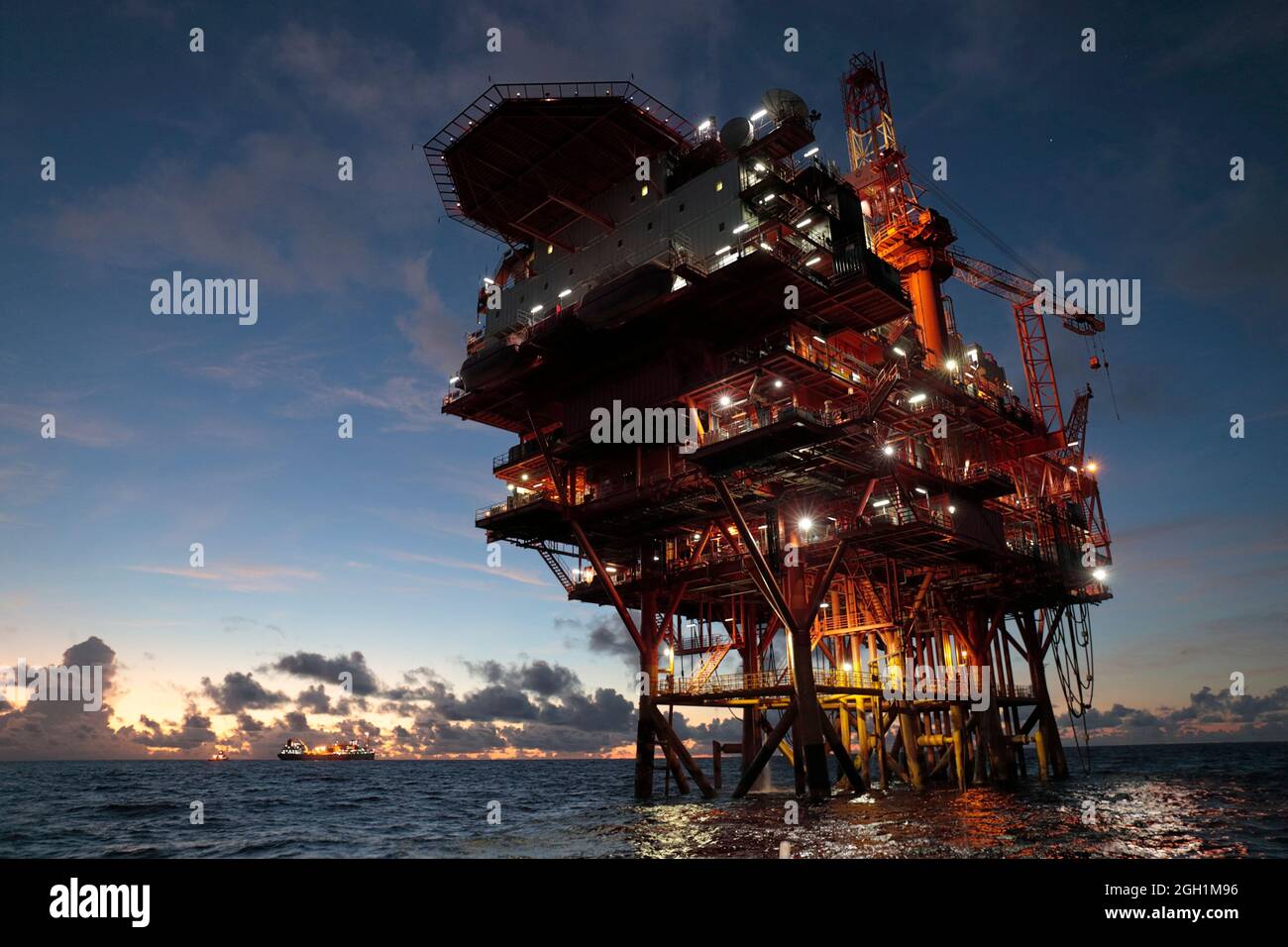 Chinese Oil Rig, silhouette prima dell'alba, vista orizzontale, Huizhou 19 Oil Field, South China Sea 2nd settembre 2021 Foto Stock