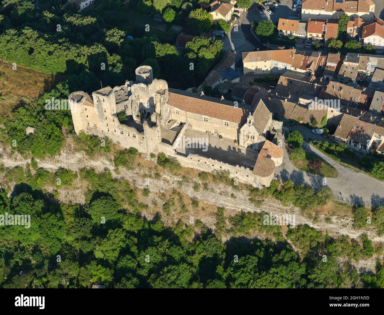 VISTA AEREA. Arroccato Castello di Tallard che domina la città medievale. Tallard, Hautes-Alpes, Francia. Foto Stock