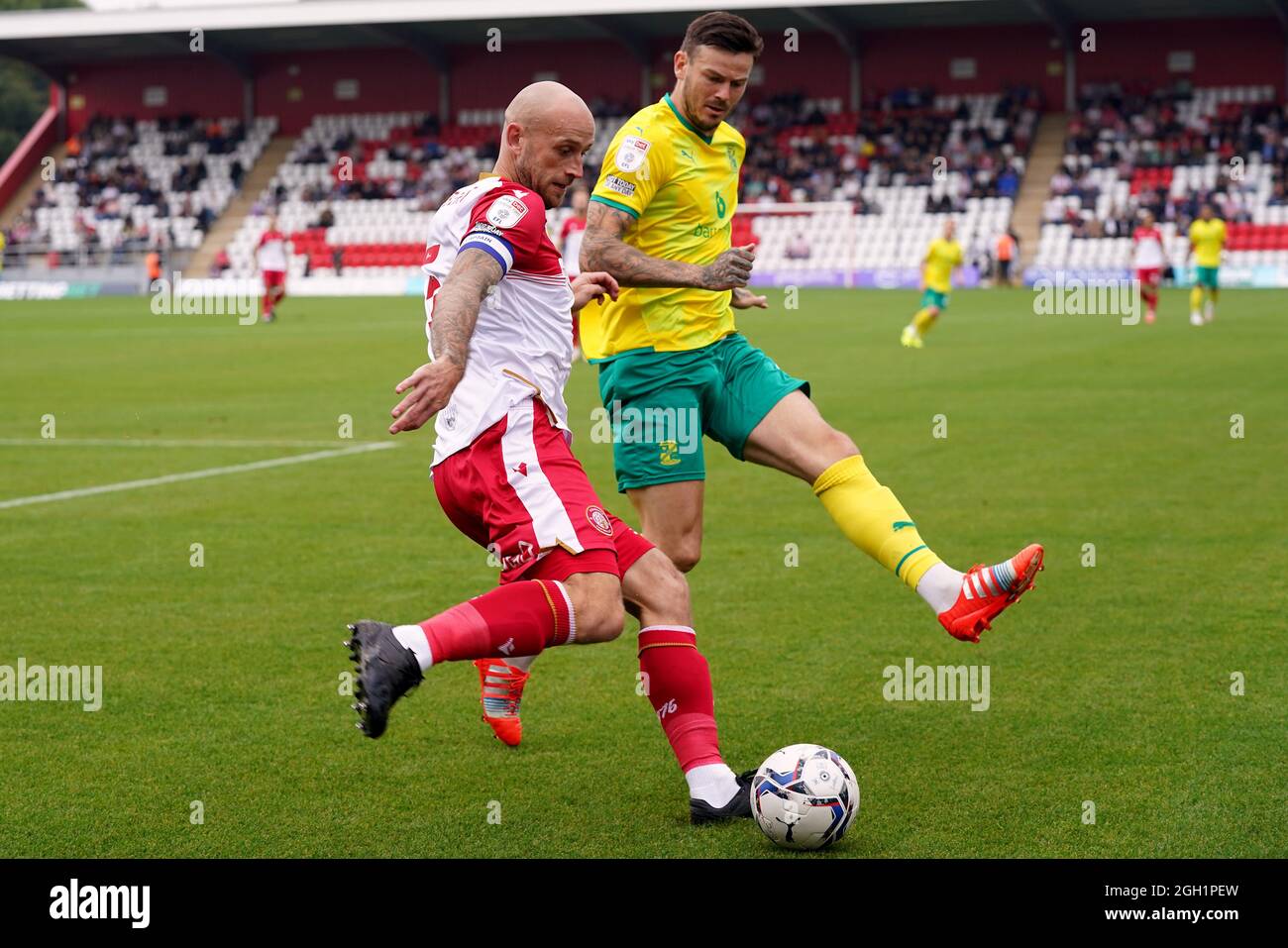 Scott Cuthbert di Stevenage (a sinistra) e ben Gladwin di Swindon Town combattono per la palla durante la partita della Sky Bet League Two al Lamex Stadium di Stevenage. Data foto: Sabato 04 settembre 2021. Foto Stock