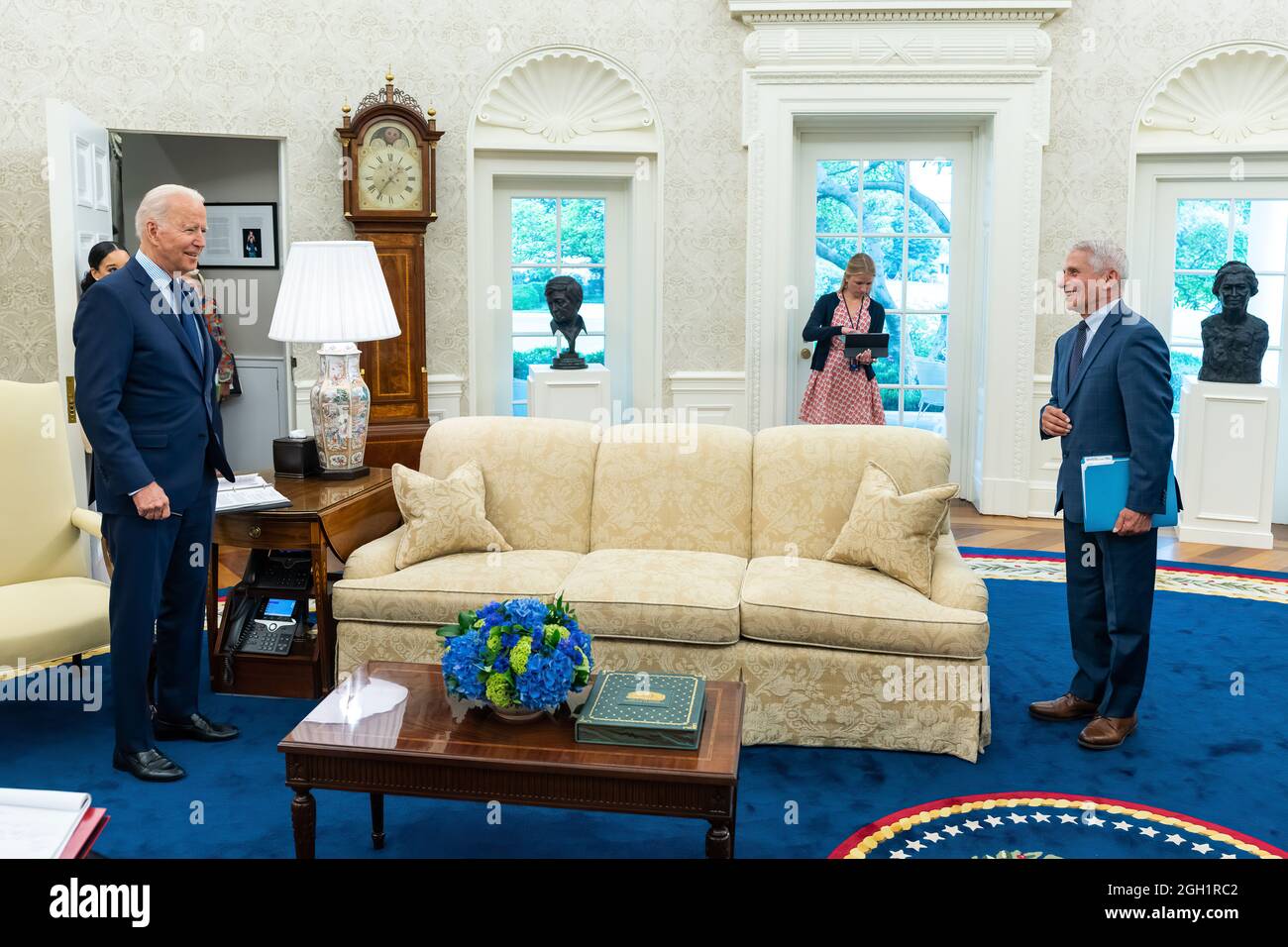Il presidente Joe Biden saluta il consigliere medico capo al presidente Dr. Anthony Fauci ad un briefing sul COVID-19 venerdì 16 luglio 2021, nell'ufficio ovale della Casa Bianca. (Foto ufficiale della Casa Bianca di Adam Schultz) Foto Stock