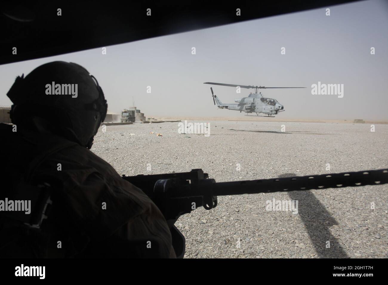 SGT. Andrew W. Morey tocca a bordo di un UH-1Y Huey mentre un AH-1W Cobra si trova a pochi metri dalla base operativa Forward di Edimburgo, Afghanistan, luglio 16. Morey è un nativo di Somers, N.Y., e un capo dell'equipaggio di Huey con Marine Light Attack Helicopter Squadron 267. Foto Stock