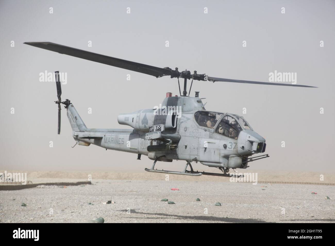 A Marine Light Attack Helicopter Squadron 267 AH-1W Cobra atterra alla base operativa Forward di Edimburgo, Afghanistan, luglio 16. Le cobras sono uno dei velivoli utilizzati per fornire la protezione di overwatch tanto necessaria al platoon dell'ambulanza dell'esercito degli Stati Uniti disposto là. Foto Stock