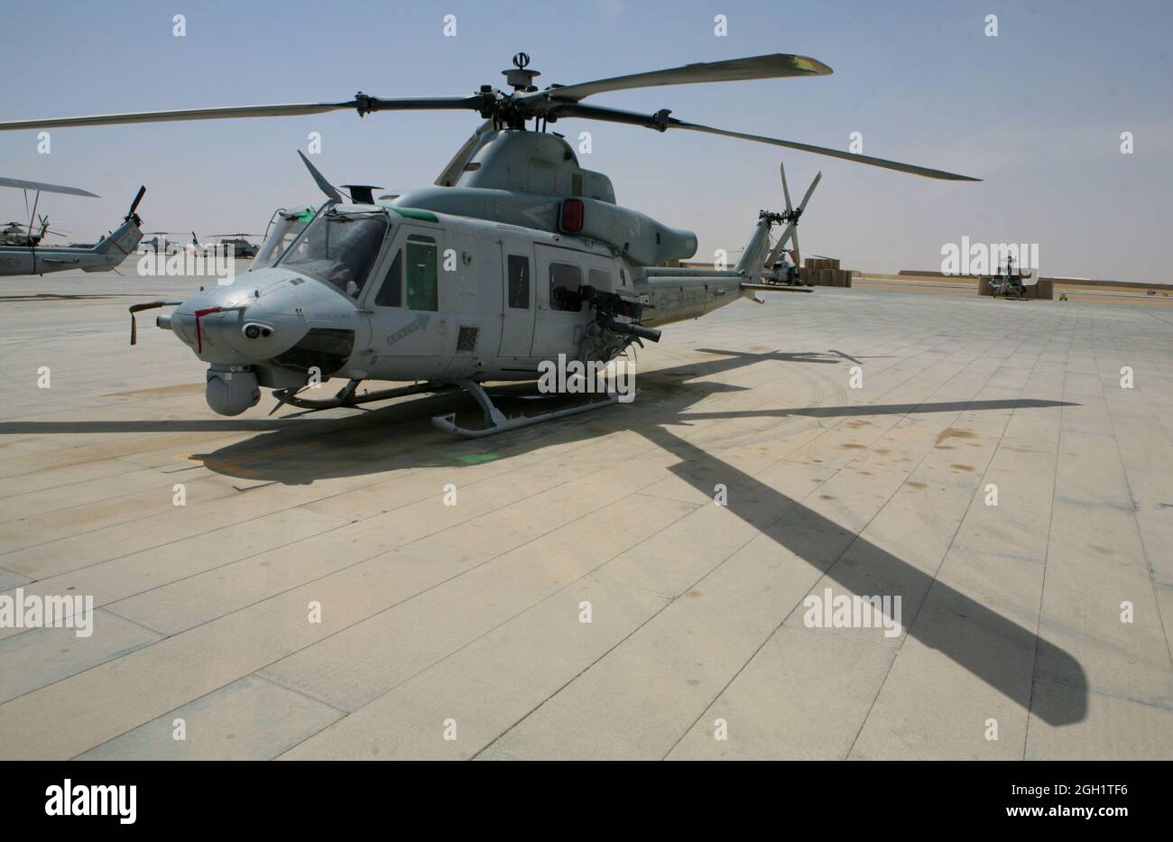 Un UH-1Y Huey siede sulla linea di volo a Camp Bastion, Afghanistan. Gli equipaggi con Marine Light Attack Squadron 367 hanno volato la Huey al suo primo dispiegamento di combattimento. Foto Stock