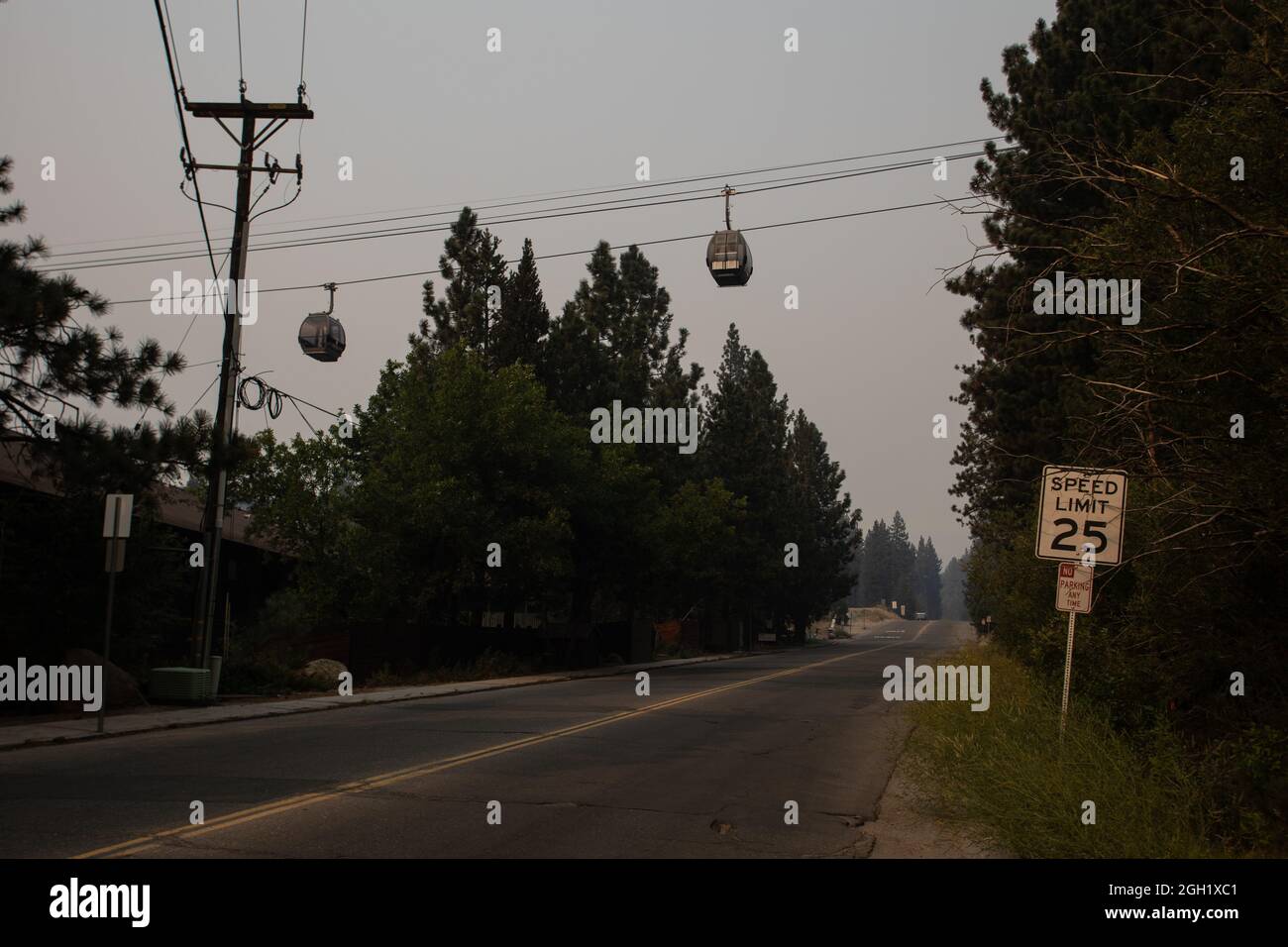 Heavenly Mountain Gondola appendere a un punto di arresto sopra Lake Parkway a South Lake Tahoe, mentre la città è evacuata per il Caldor Fire. La Guardia Nazionale dell'Esercito della California ha attivato 150 forze di polizia militare il 30 agosto per sostenere la California Highway Patrol con i checkpoint a chiusure dure mentre l'area è evacuata. (STATI UNITI Foto della Guardia Nazionale dell'aria dello staff Sgt. Crystal Housman) Foto Stock