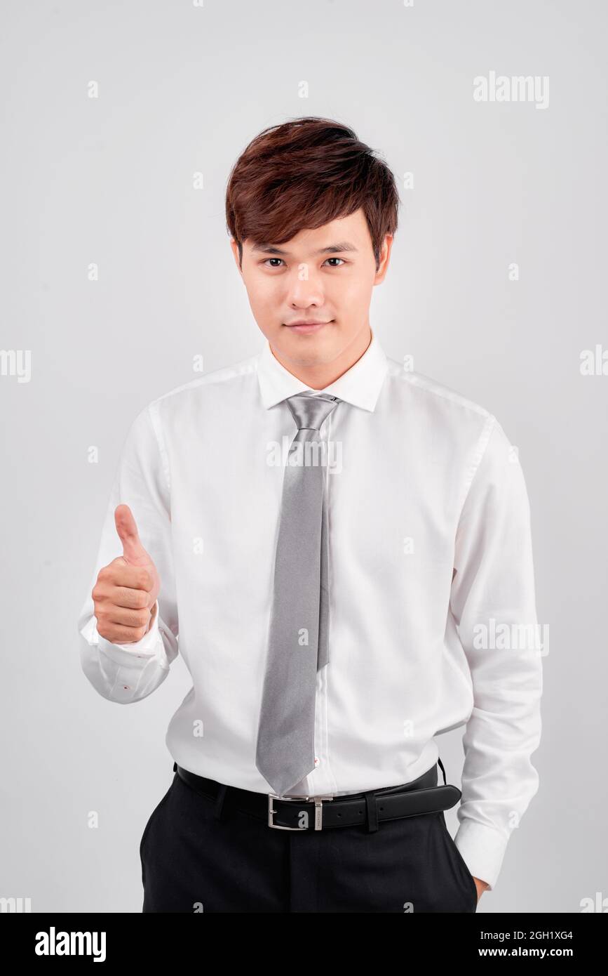 Allegro giovane uomo d'affari in classico bianco maglia cravatta posa isolato su sfondo bianco studio ritratto. Foto Stock