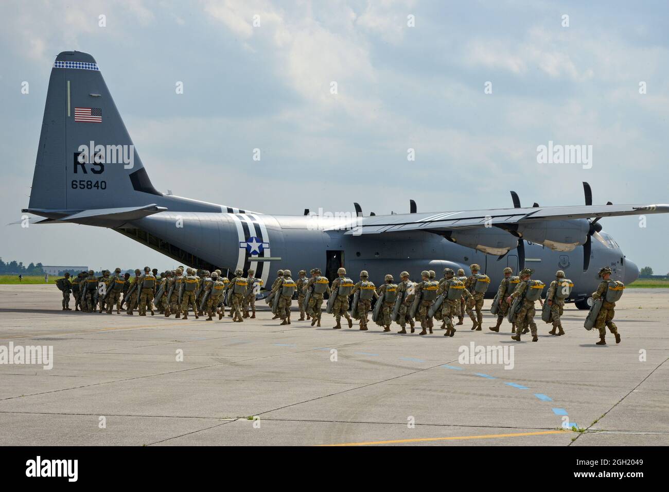 I paracadutisti dell'esercito degli Stati Uniti assegnati al Battaglione 54th Brigade Engineer, 173rd Airborne Brigade, si preparano a bordo di un'aeronautica militare degli Stati Uniti C-130 Hercules da Foto Stock