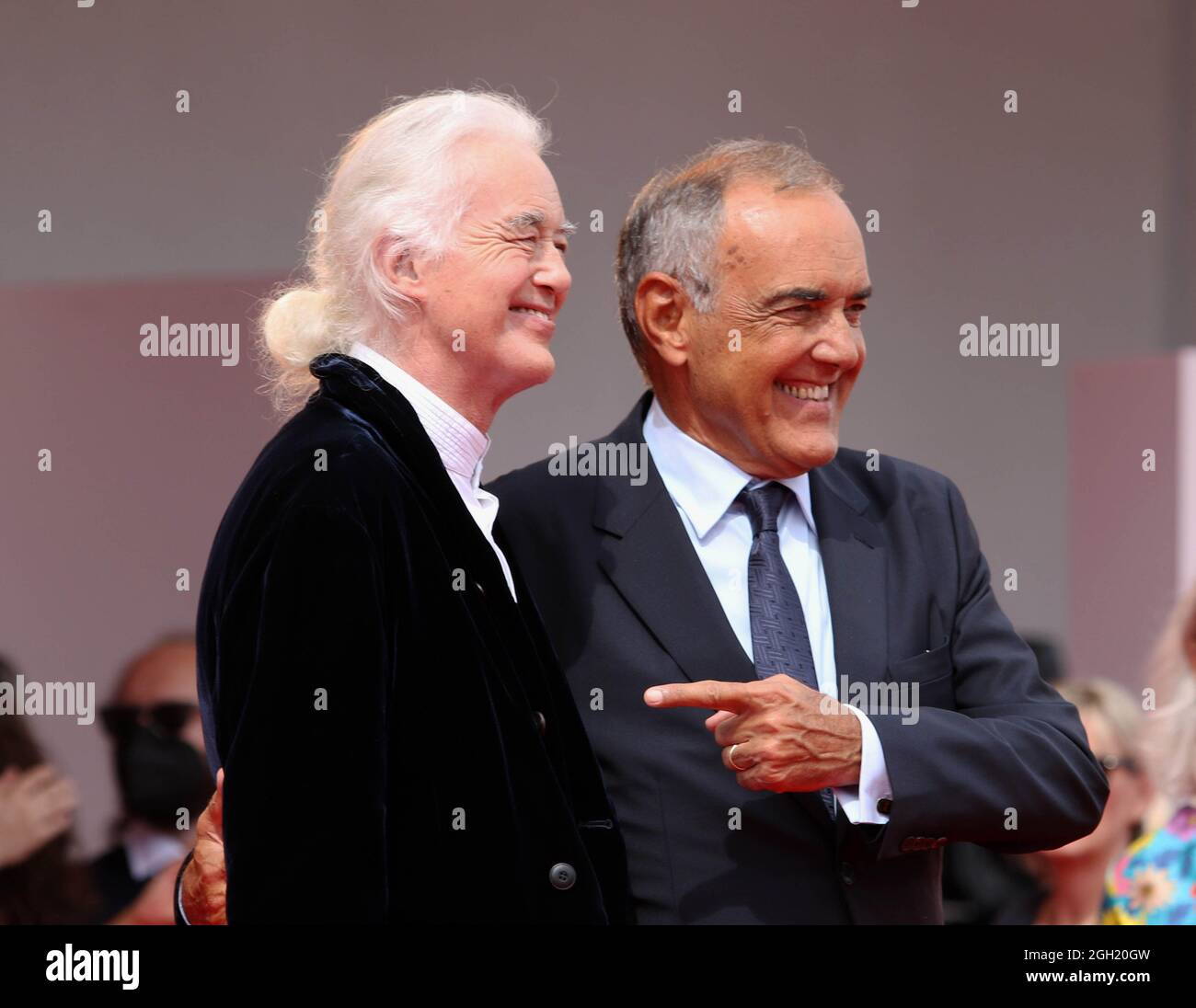 Venezia, Italia. 4 settembre 2021. Italia, Lido di Venezia, 4 settembre 2021 : Jimmy Page, il leggendario chitarrista della rock band LED Zeppelin e Alberto Barbera (regista Venice International Film Festival), partecipa al tappeto rosso del documentario "Become LED Zeppelin" durante il 78° Festival Internazionale del Cinema di Venezia, il 04 settembre 2021 a Venezia, Italia Foto © Ottavia da Re/Sintesi/Alamy Live News Credit: AGENZIA sintesi/Alamy Live News Foto Stock