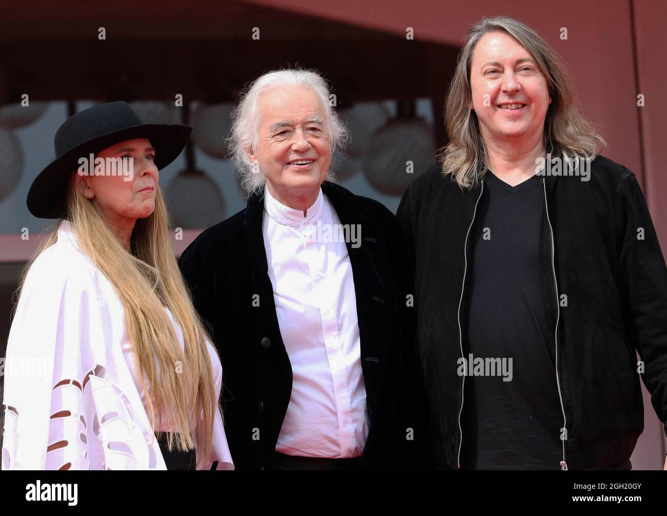 Venezia, Italia. 4 settembre 2021. Italia, Lido di Venezia, 4 settembre 2021 : Jimmy Page, il leggendario chitarrista della rock band LED Zeppelin, il regista Bernard MacMahon e la sceneggiatore Allison McGourty, partecipano al tappeto rosso del documentario "Being LED Zeppelin" durante il 78° Festival Internazionale del Cinema di Venezia, il 04 settembre 2021 a Venezia, Italia Foto © Ottavia da Re/Sintesi/Alamy Live News Credit: AGENZIA sintesi/Alamy Live News Foto Stock