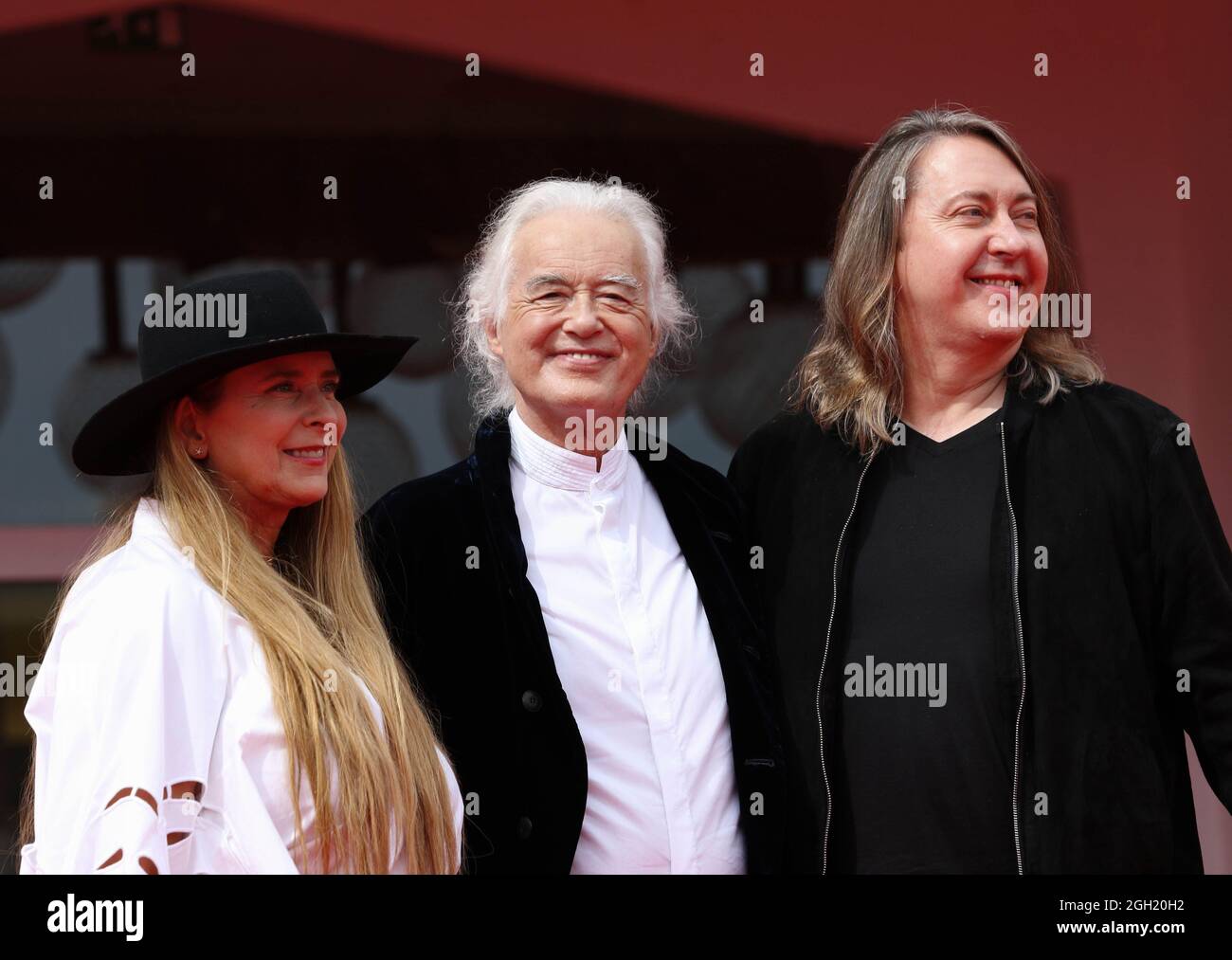 Venezia, Italia. 4 settembre 2021. Italia, Lido di Venezia, 4 settembre 2021 : Jimmy Page, il leggendario chitarrista della rock band LED Zeppelin, il regista Bernard MacMahon e la sceneggiatore Allison McGourty, partecipano al tappeto rosso del documentario "Being LED Zeppelin" durante il 78° Festival Internazionale del Cinema di Venezia, il 04 settembre 2021 a Venezia, Italia Foto © Ottavia da Re/Sintesi/Alamy Live News Credit: AGENZIA sintesi/Alamy Live News Foto Stock