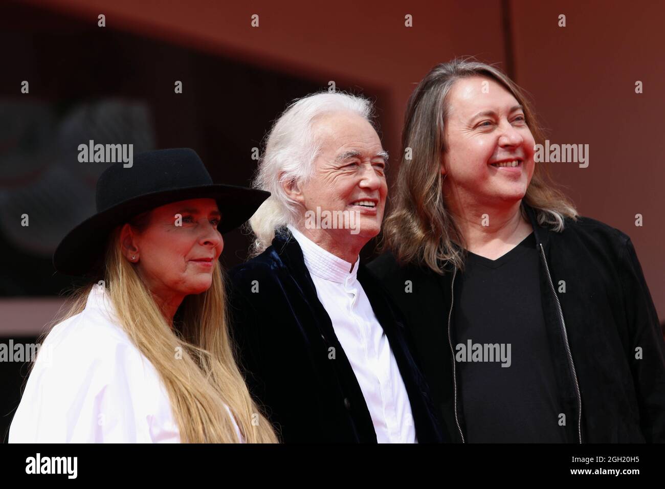 Venezia, Italia. 4 settembre 2021. Italia, Lido di Venezia, 4 settembre 2021 : Jimmy Page, il leggendario chitarrista della rock band LED Zeppelin, il regista Bernard MacMahon e la sceneggiatore Allison McGourty, partecipano al tappeto rosso del documentario "Being LED Zeppelin" durante il 78° Festival Internazionale del Cinema di Venezia, il 04 settembre 2021 a Venezia, Italia Foto © Ottavia da Re/Sintesi/Alamy Live News Credit: AGENZIA sintesi/Alamy Live News Foto Stock
