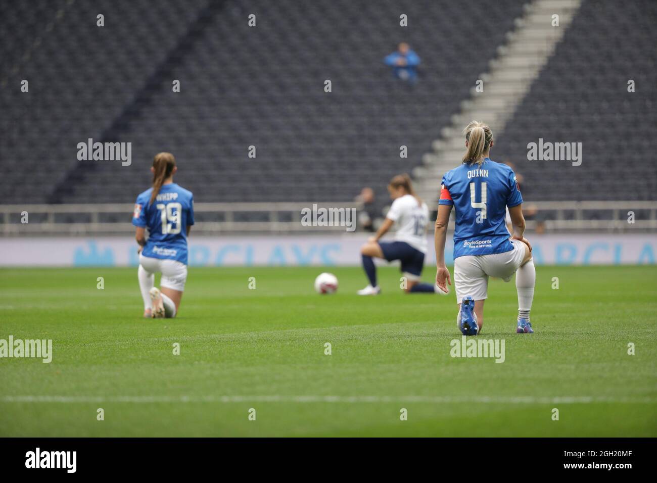 Londra, Regno Unito. 4 settembre 2021. I giocatori prendono il ginocchio al Tottenham Hotspur FC Women vs Birmingham City FC Women nel fine settimana di apertura della Barclays fa Women’s Super League 21/22. Credit: Liam Asman/Alamy Live News Foto Stock