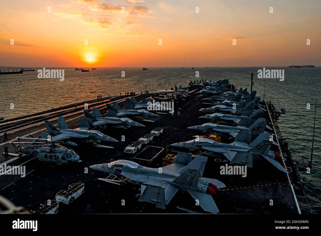 CANALE DI SUEZ (20 aprile 2019) la portaerei USS John C. Stennis (CVN 74) transita nel canale di Suez, 20 aprile 2019. Il John C. Stennis Carrier Str Foto Stock