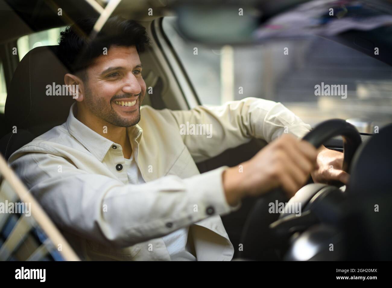 Giovane uomo che guida la sua auto Foto Stock
