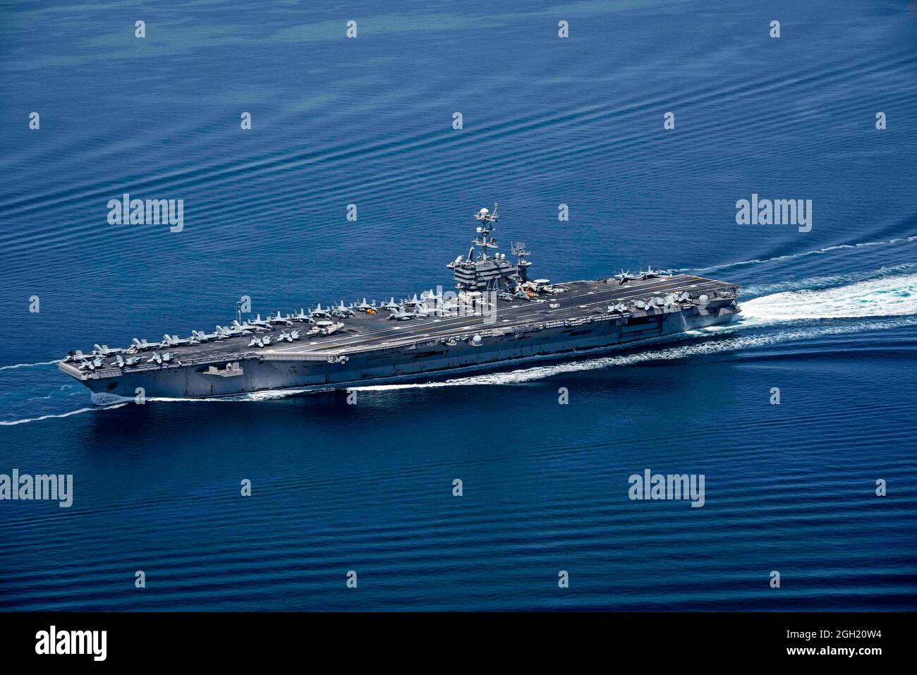 STRETTO DI HORMUZ (7 aprile 2019) il vettore aereo USS John C. Stennis (CVN 74) transita nello stretto di Hormuz, 7 aprile 2019. Il John C. Stennis C. Foto Stock