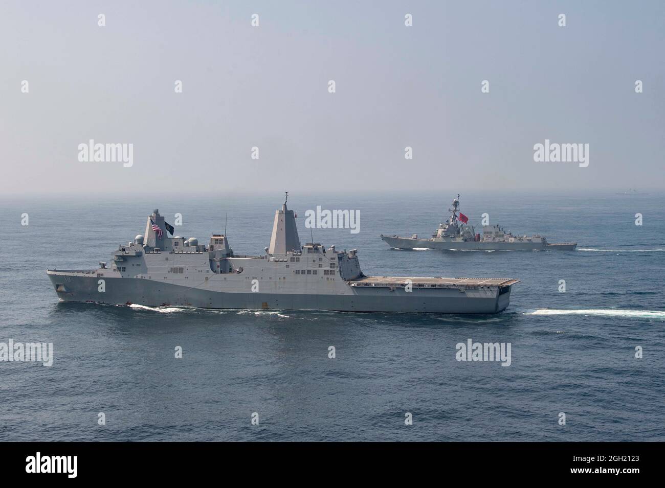EAST CHINA SEA (24 maggio 2020) la nave portuale di trasporto anfibio di classe San Antonio USS New Orleans (LPD 18) e il missile guidato di classe Arleigh Burke Foto Stock
