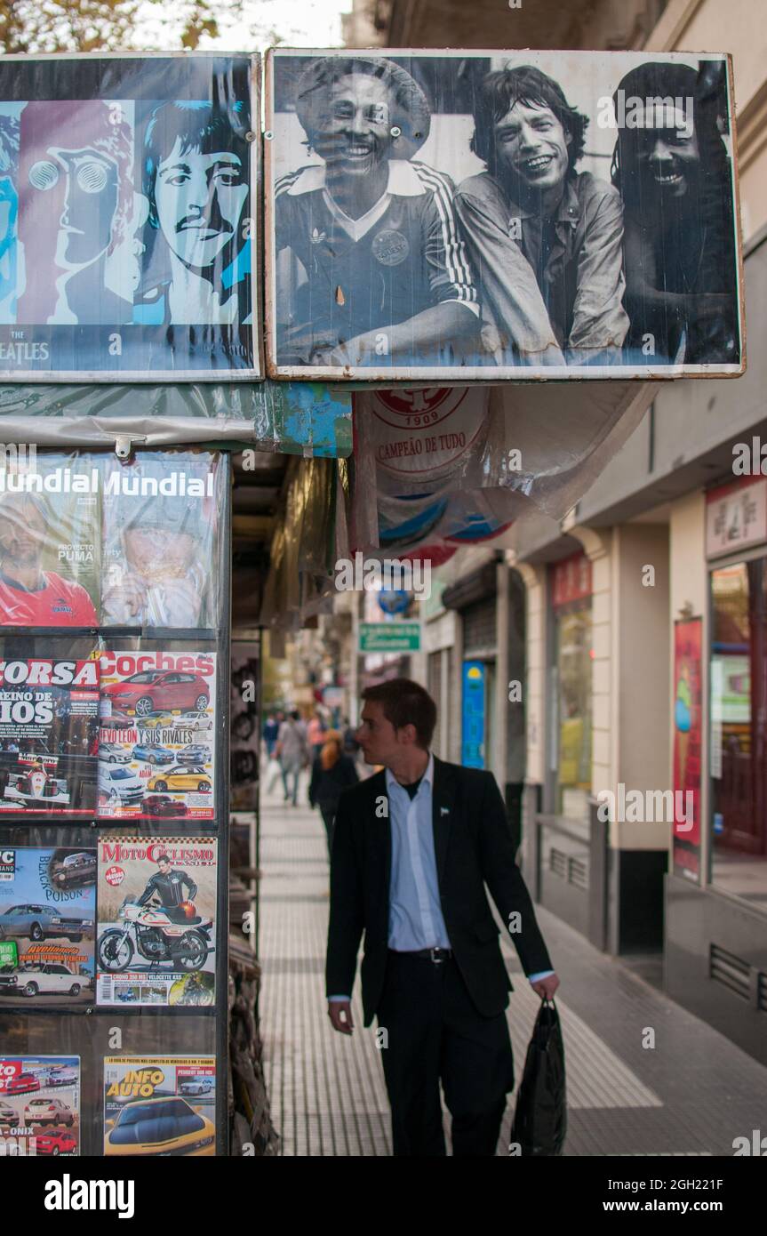 BUENOS AIRES, ARGENTINA - 02 giugno 2013: Un uomo guarda un edicola con  riviste e poster degli artisti rock a Buenos Aires, Argentina Foto stock -  Alamy