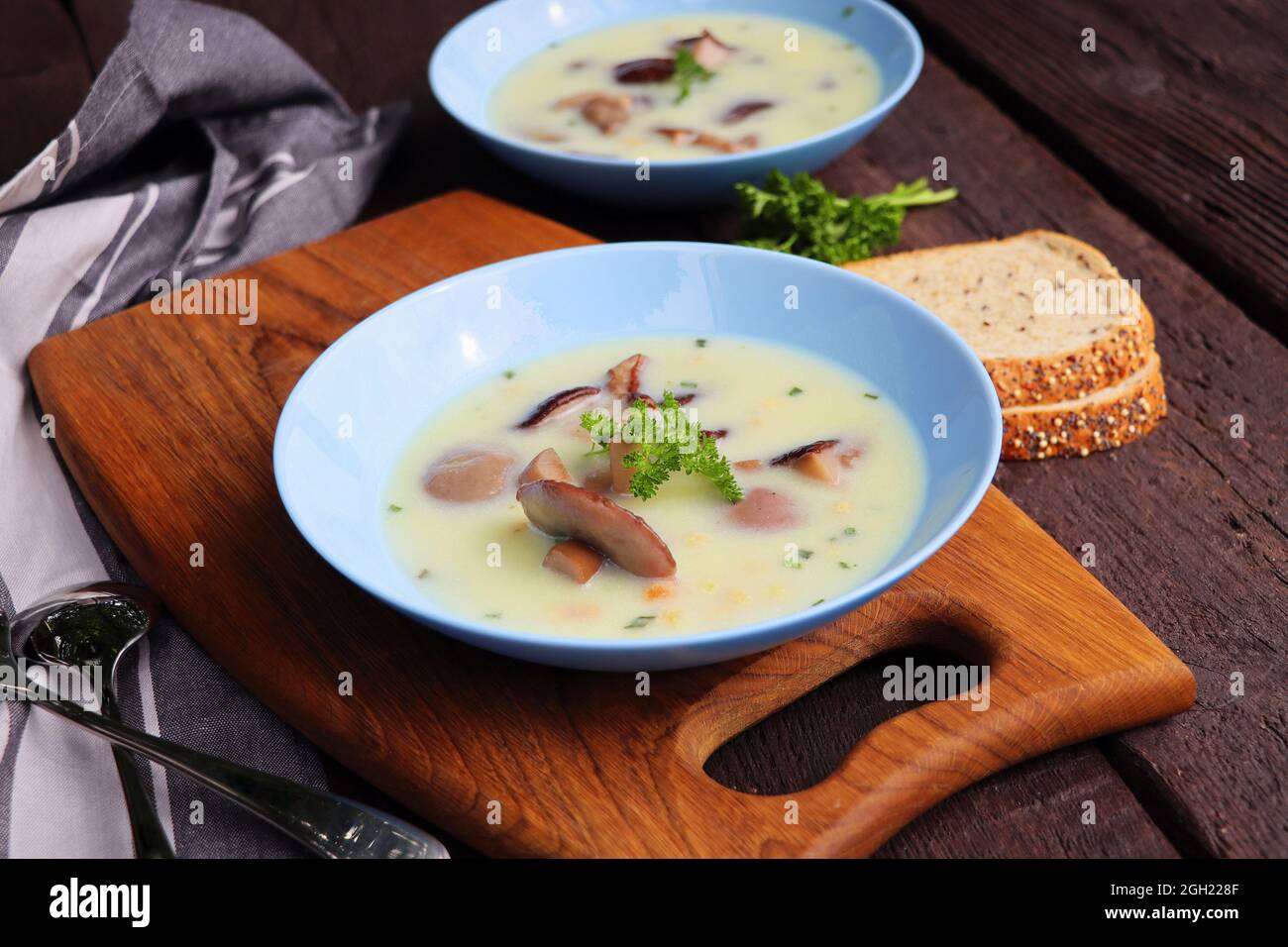 Zuppa cremosa con funghi porcini e erbe aromatiche su tavola di legno Foto Stock