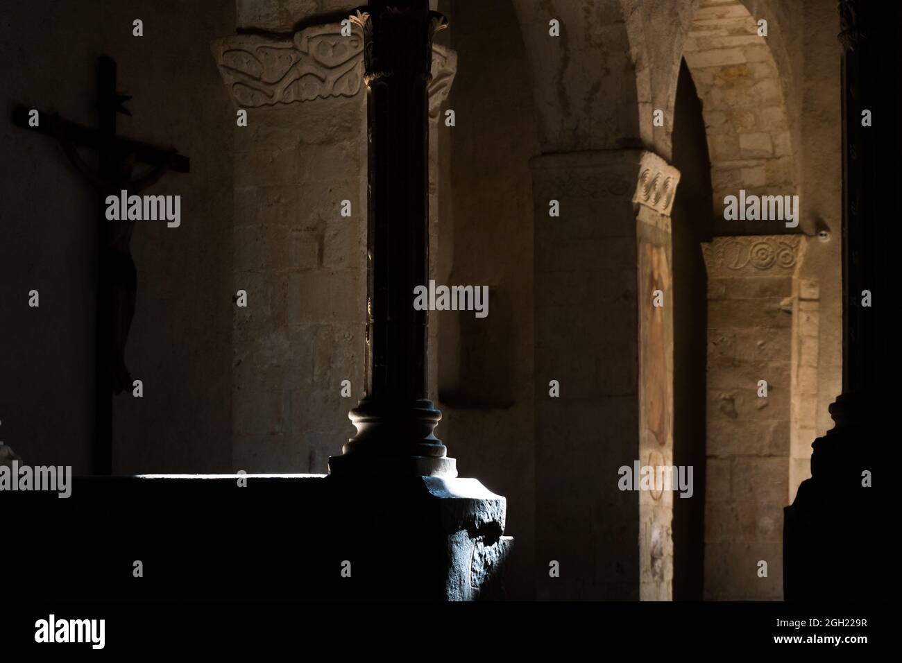 Rosciolo dei Marsi , Italia-7 agosto 2021: La chiesa romanica, di origine benedettina, si trova in un luogo solitario alle pendici del Monte Velino Foto Stock