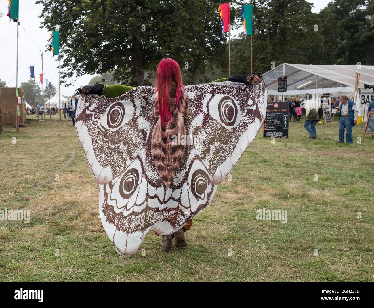 Kirklington, Nottinghamshire, Inghilterra, Regno Unito. 4 settembre 2021. Gli amanti della musica scendono sul piccolo villaggio di Nottinghamshire di Kirklington per il 14. Festival Internazionale di musica Roots and Acoustic con oltre 40 artisti che si esibiscono in 4 giorni dopo 15 mesi di ritardo e cancellazioni a causa di covid19. Il festival attrae alcuni dei più grandi nomi nella scena della musica acustica e delle radici, nonché talenti locali. Credit: Alan Beastall/Alamy Live News Foto Stock