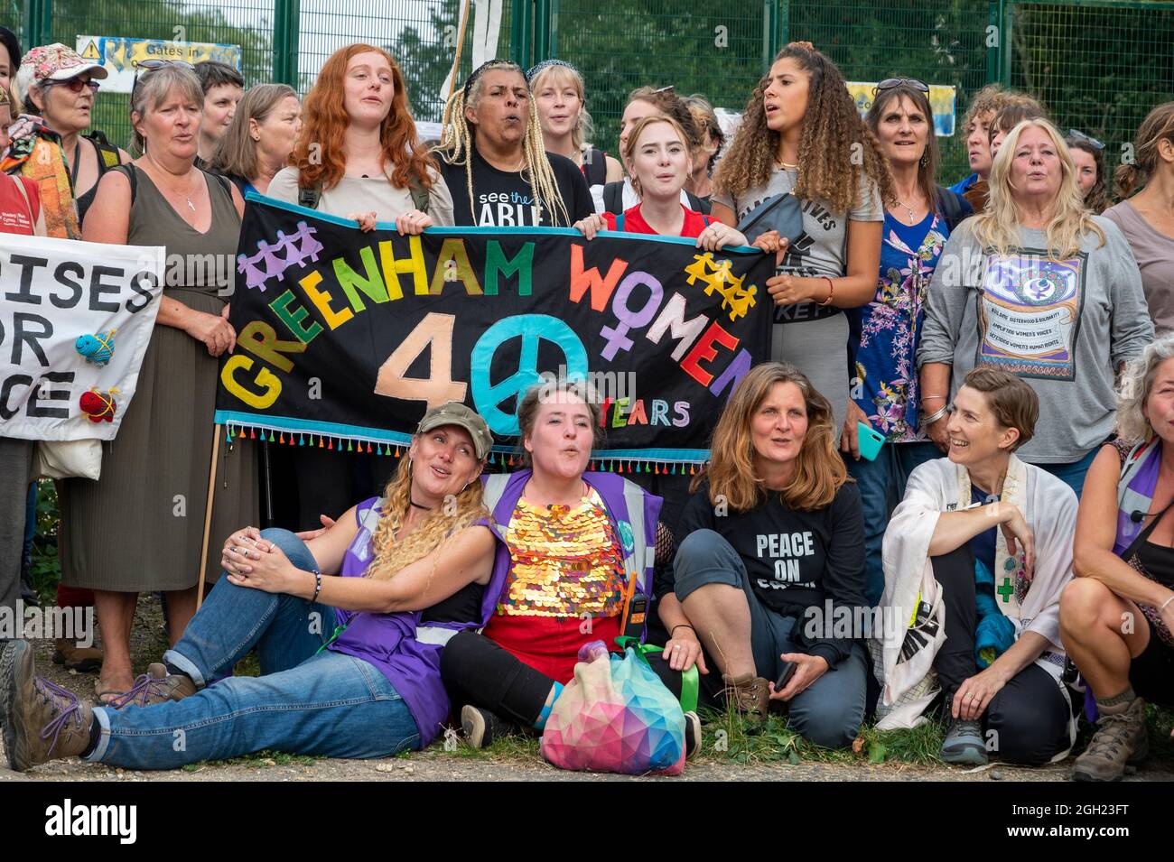 Le donne arrivano a Greenham Common Gates 40 anni dopo la marcia originale da Cardiff e il Greenham Womens Peace Camp il 5 settembre 1981. Foto Stock