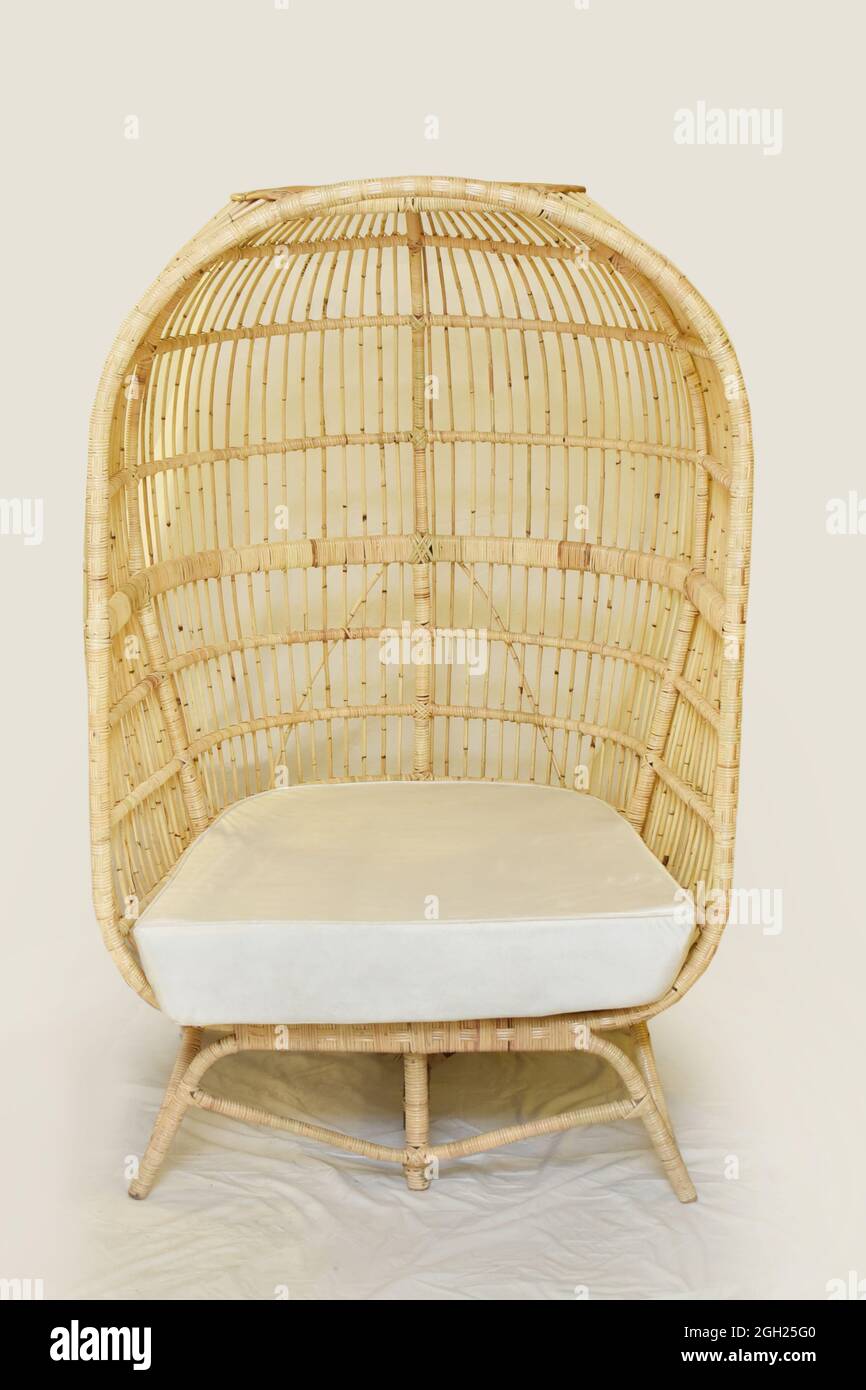 sedia uovo di canna con sfondo bianco. Foto Stock