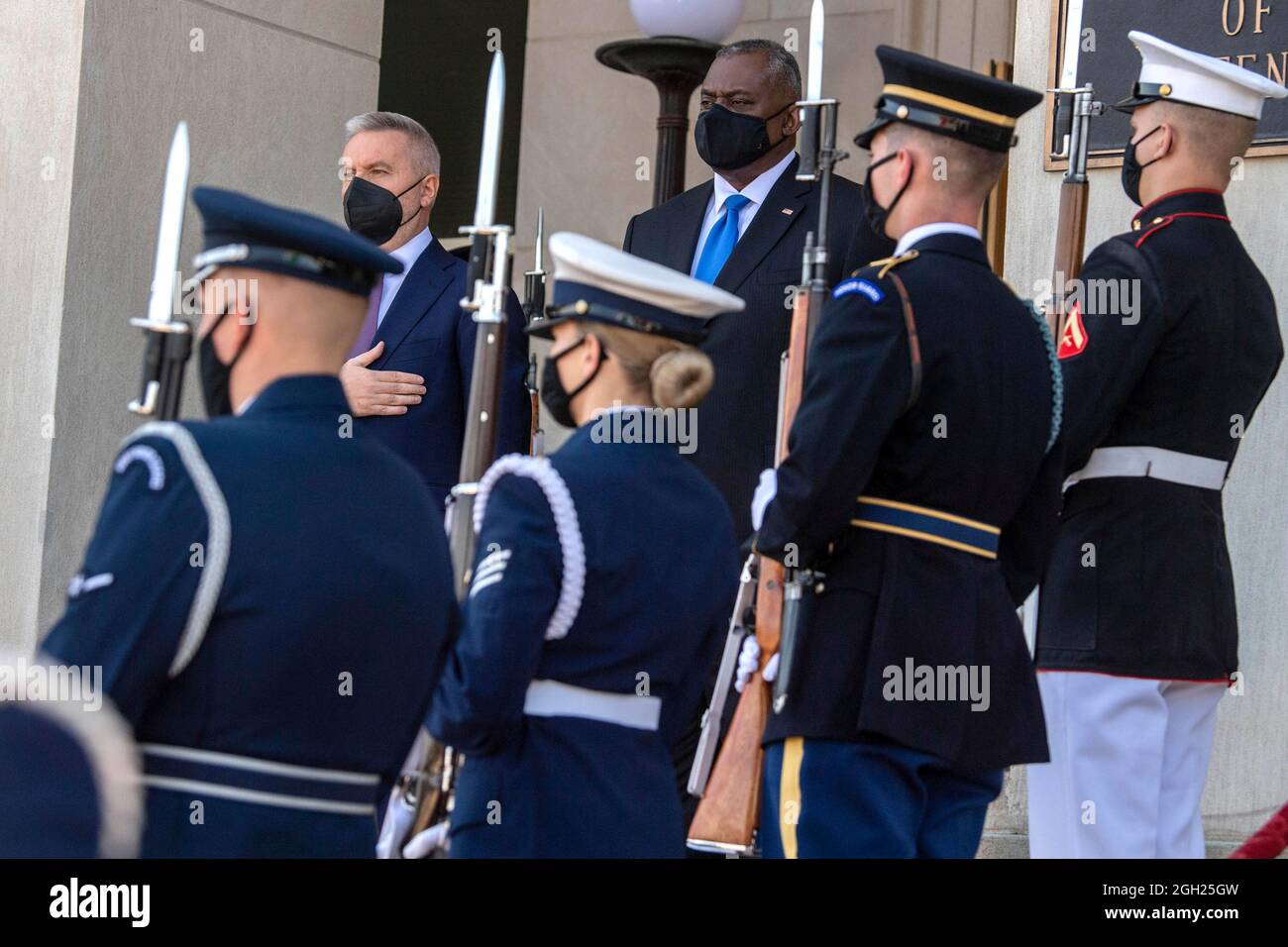 Arlington, Stati Uniti d'America. 03 Settembre 2021. Arlington, Stati Uniti d'America. 03 Settembre 2021. Il Segretario della Difesa degli Stati Uniti, Lloyd J. Austin III, Right, dà il benvenuto al Ministro della Difesa italiano Lorenzo Guerini con una cerimonia di premiazione al Pentagono del 3 settembre 2021 ad Arlington, Virginia. Credito: SSgt. Jack Sanders/DOD/Alamy Live News Foto Stock