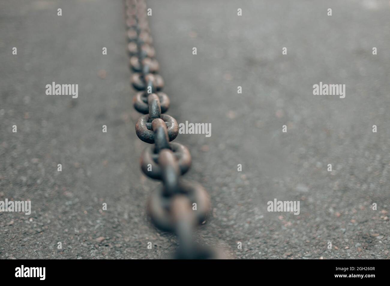 Catena metallica grigia su sfondo Foto Stock
