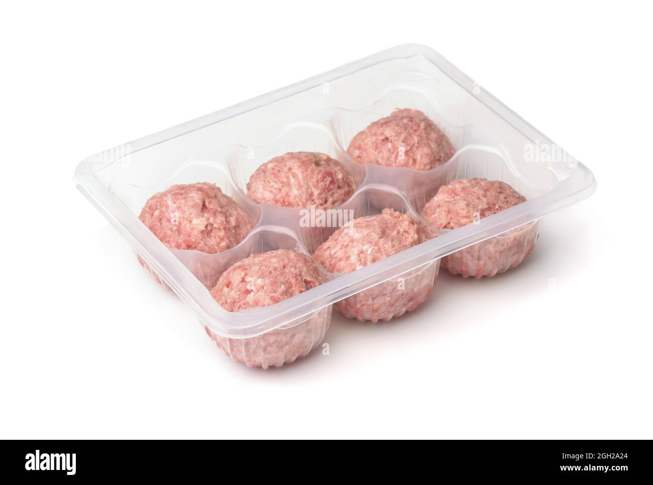 Polpette di tacchino crudo fresche in vassoio di plastica monouso isolato su bianco Foto Stock