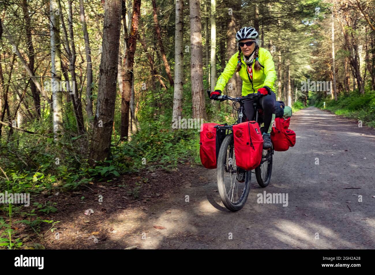 WA20269-00.. WASHINGTON - Vicky Spring bicicletta in tour sul Lary Scott Memorial Trail vicino a Port Townsend. Foto Stock