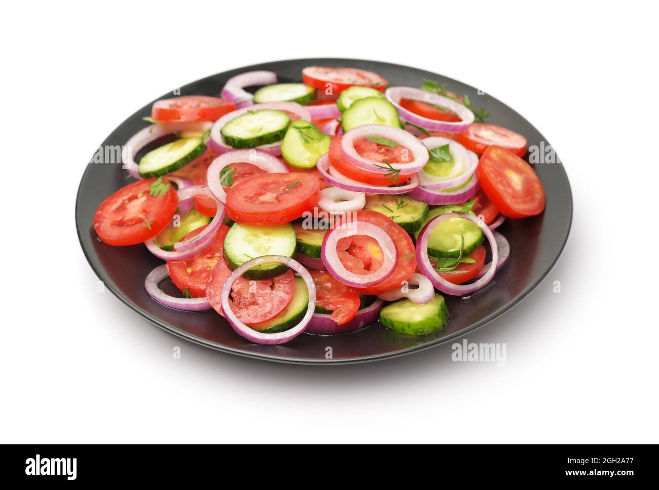 Pomodori crudi cetrioli insalata vegetale isolato su bianco Foto Stock