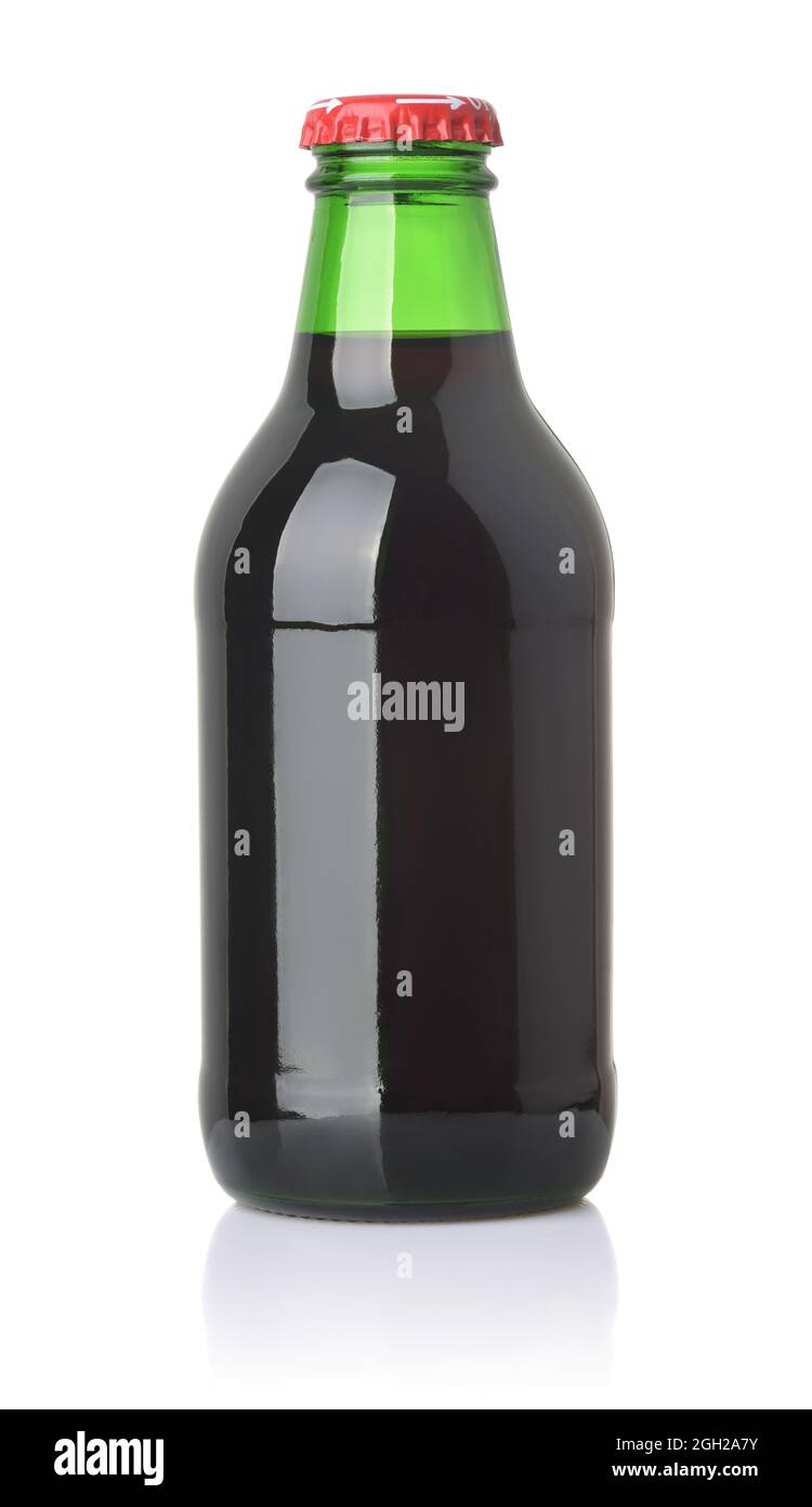 Piccola bottiglia di vetro verde di succo di frutta isolato su bianco Foto Stock