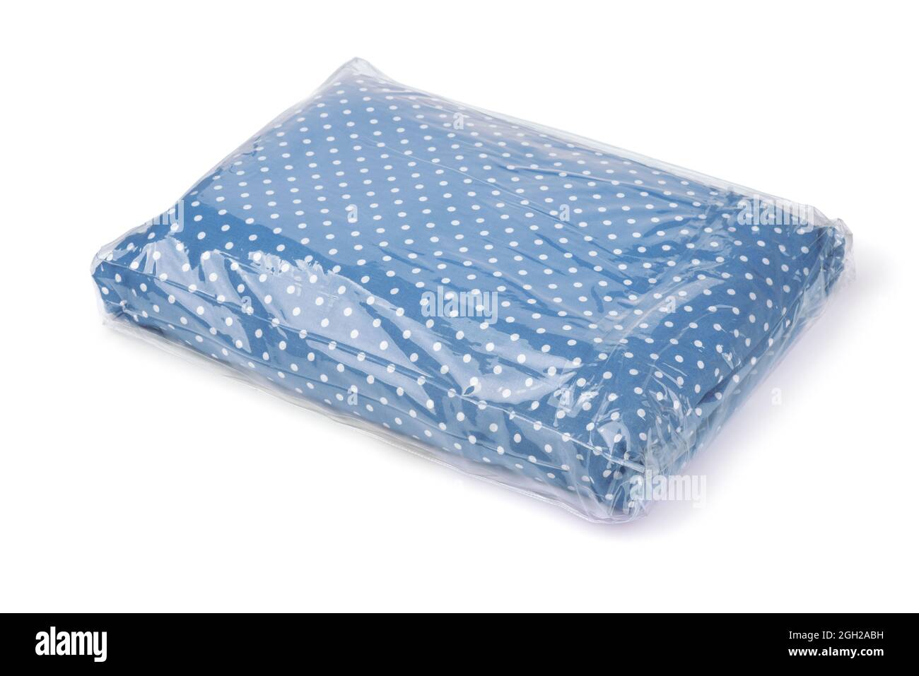 Biancheria da letto piegata in sacchetto di plastica isolato su bianco Foto Stock